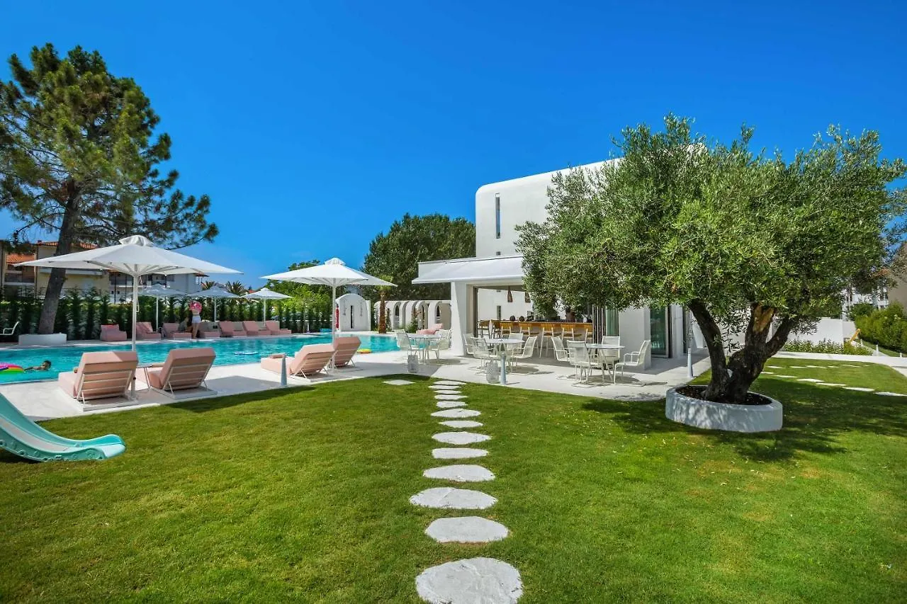 Cocoοns Luxury Suites & Villas Fourka