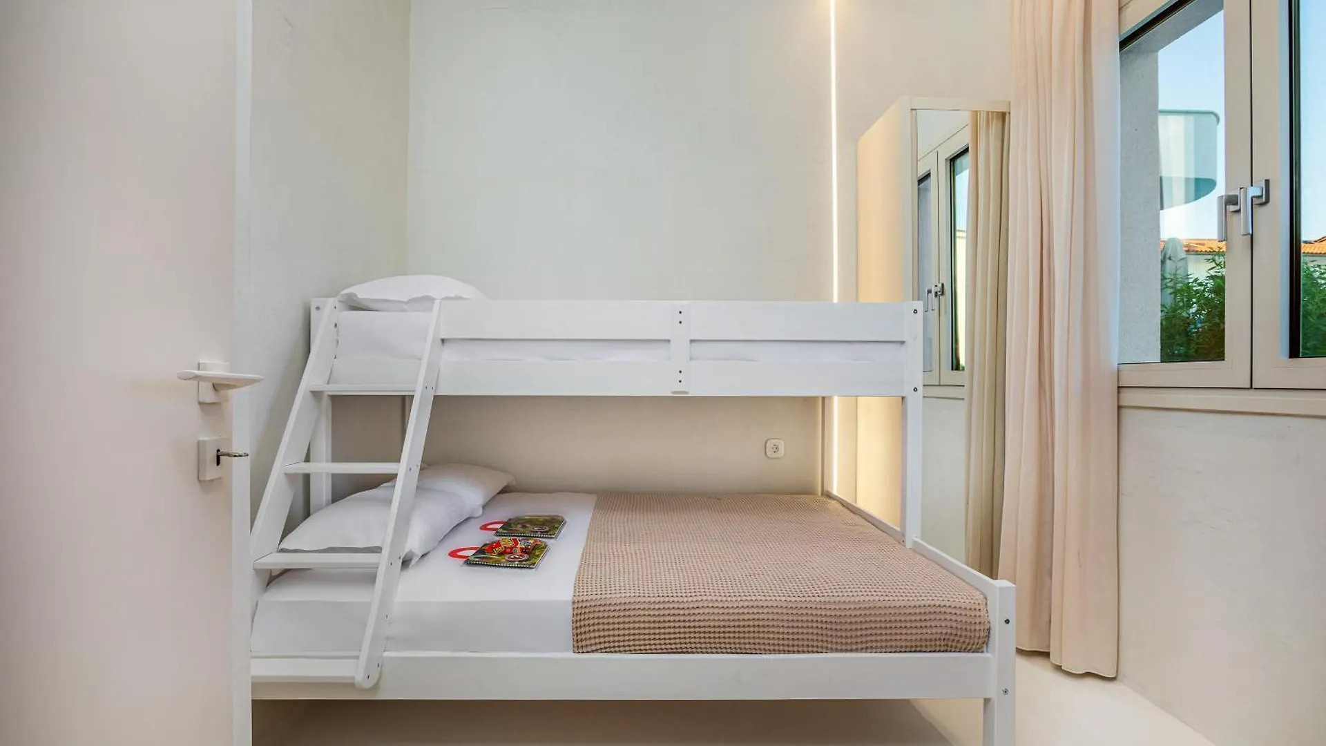 Cocoοns Luxury Suites & Villas Fourka