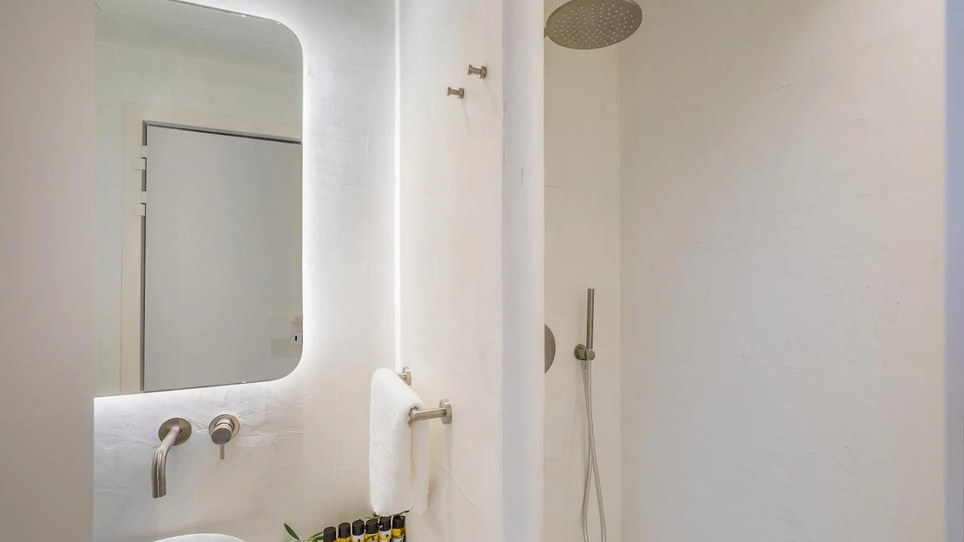 Cocoοns Luxury Suites & Villas Fourka