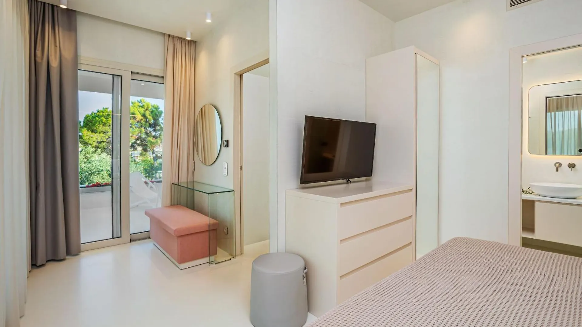 Cocoοns Luxury Suites & Villas Fourka