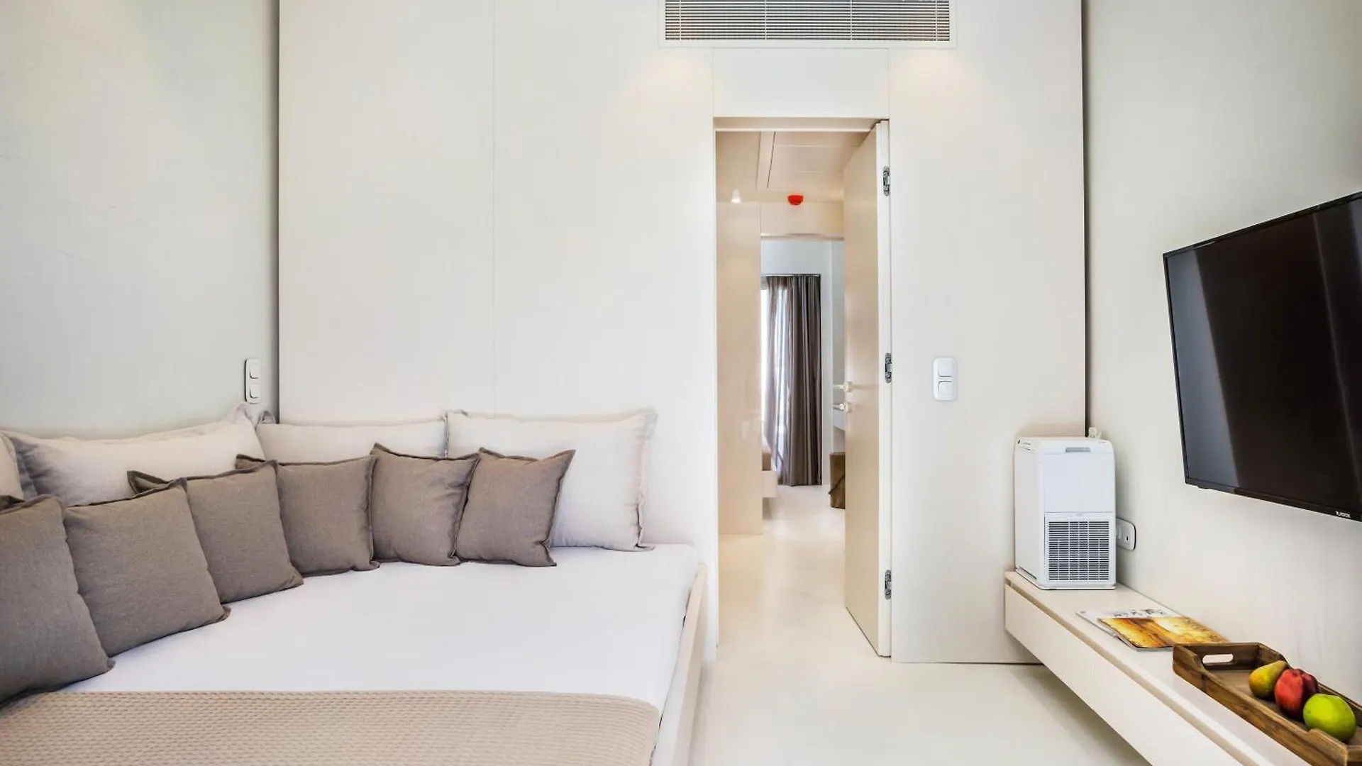 Cocoοns Luxury Suites & Villas Fourka Hotel